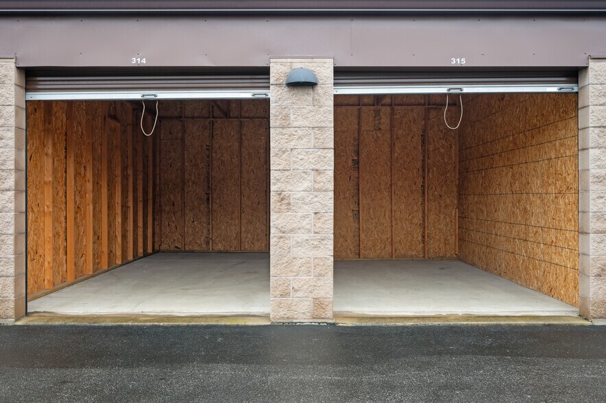 More Photos Of 14 Whittington Dr, Brownsburg Self Storage For Sale