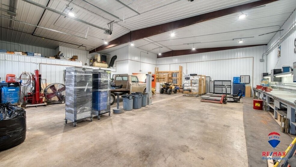 More Photos Of 2423 E Cleveland St, Sundance Flex For Sale