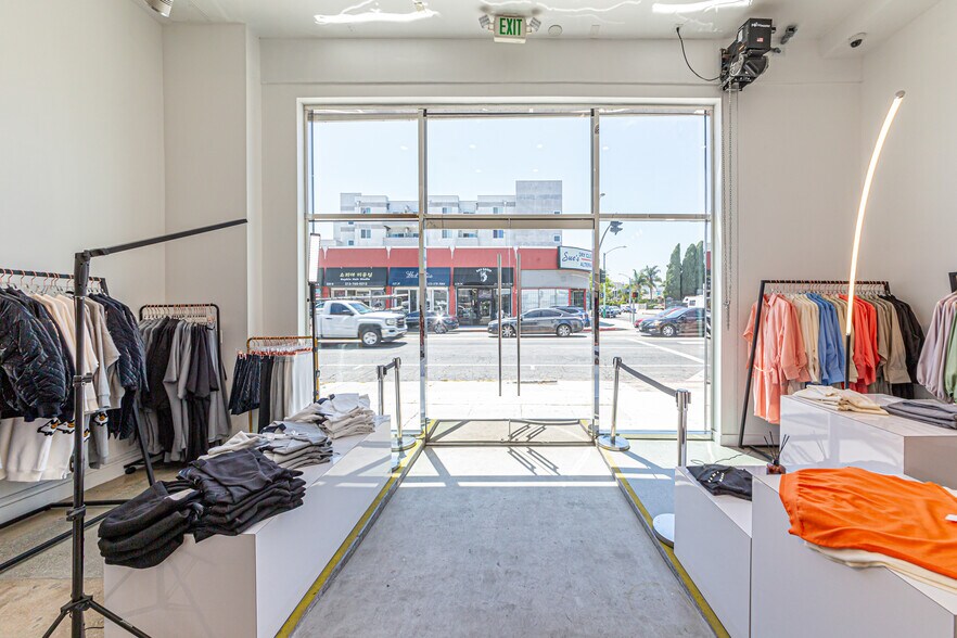 More Photos Of 330 N Western Ave, Los Angeles Storefront Retail Office For Lease