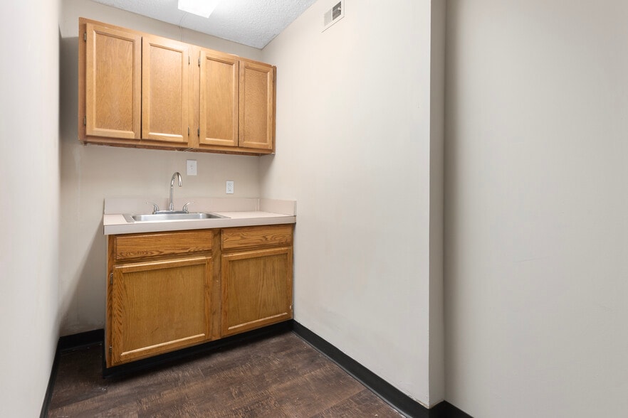 More Photos Of 8101 Shawnee Mission Pky, Shawnee Mission Medical For Lease