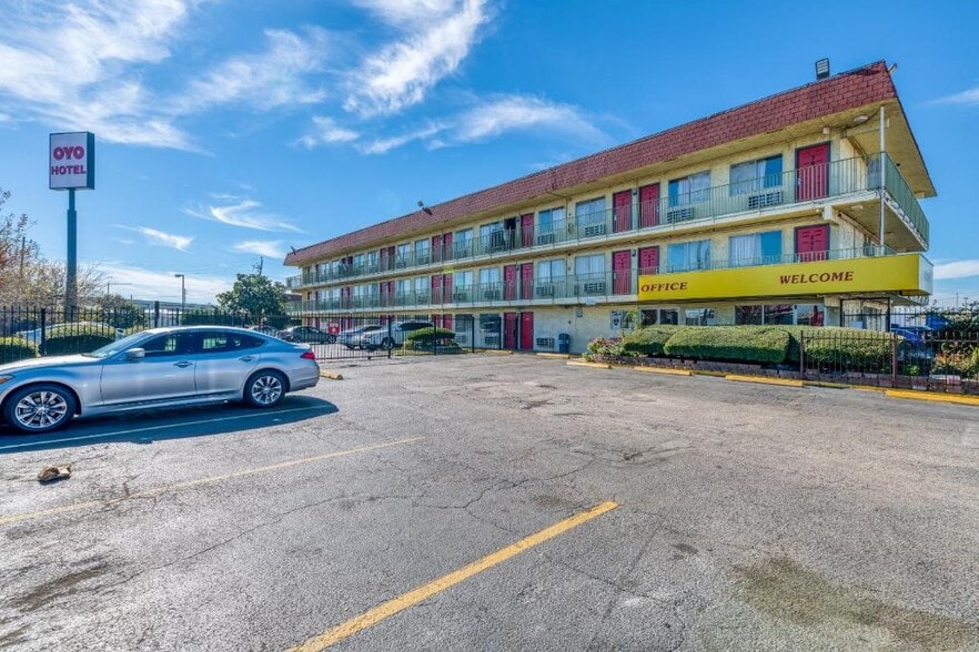 More Photos Of 9638 Plainfield St, Houston Hotel For Sale