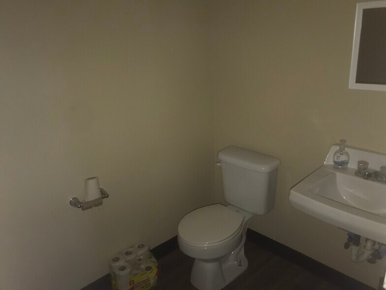 More Photos Of 210 S 4th St, Chickasha Unknown For Lease