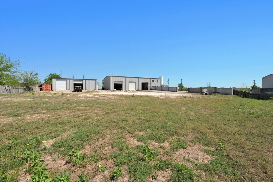 More Photos Of 165 Tecon Cv, Buda Warehouse For Lease