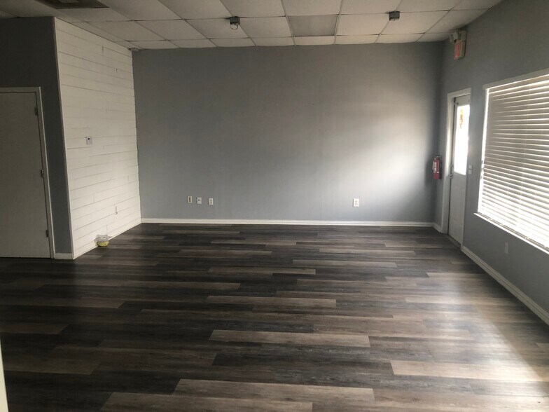 More Photos Of 8863 Anderson Mill Rd, Austin Showroom For Lease