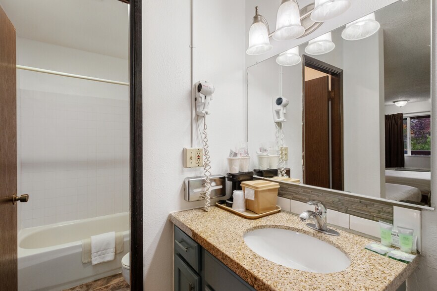 More Photos Of 122 SW Interstate Ave, Chehalis Hotel For Sale