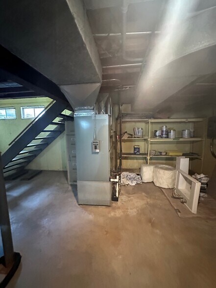 More Photos Of 711 N 1st St, Dekalb Office For Lease