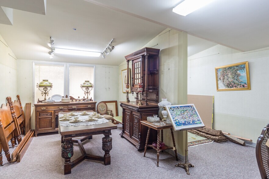 More Photos Of 802 Washington St, Port Townsend General Retail For Sale