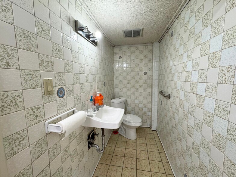 More Photos Of 1325 S Saint Louis Ave, Loveland Auto Repair For Sale