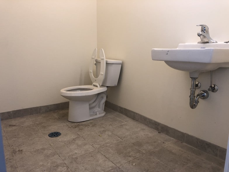 More Photos Of 1700-1720 W Lawrence Ave, Chicago Storefront For Lease