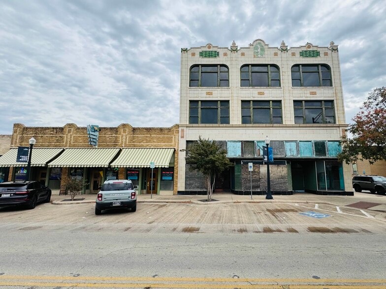 More Photos Of 516 Center Ave, Brownwood Storefront For Sale