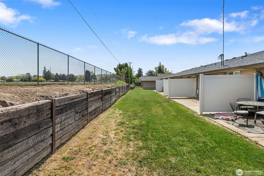 More Photos Of 1011-1015 S 48th Ave, Yakima Apartments For Sale
