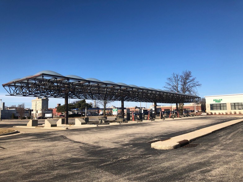 More Photos Of 614 E Jefferson St, Rockford Bank For Sale