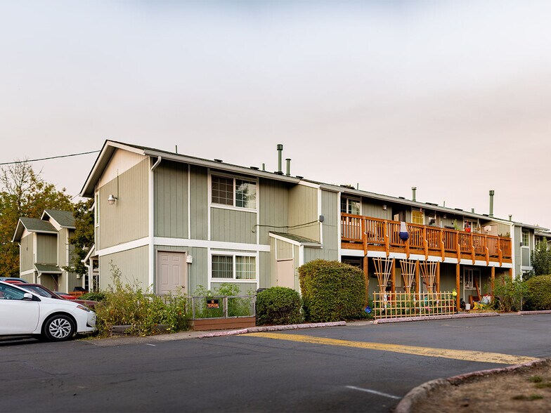 More Photos Of 125 Gateway Blvd, Cottage Grove Apartments For Sale