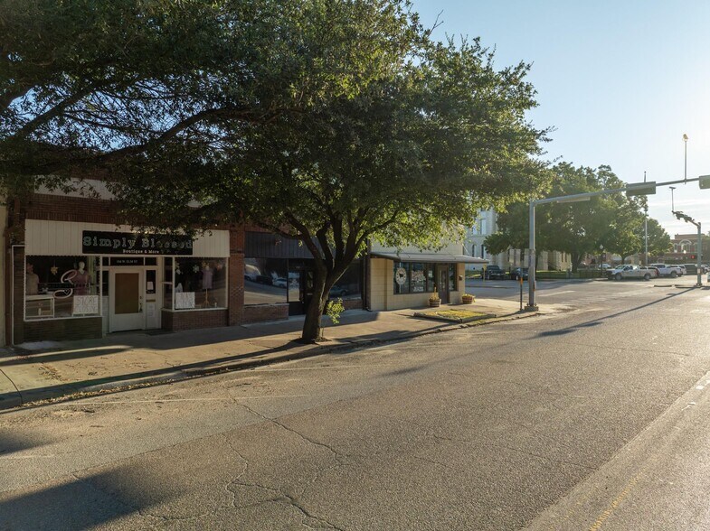 More Photos Of 104 W Elm St, Hillsboro Storefront Retail Office For Lease