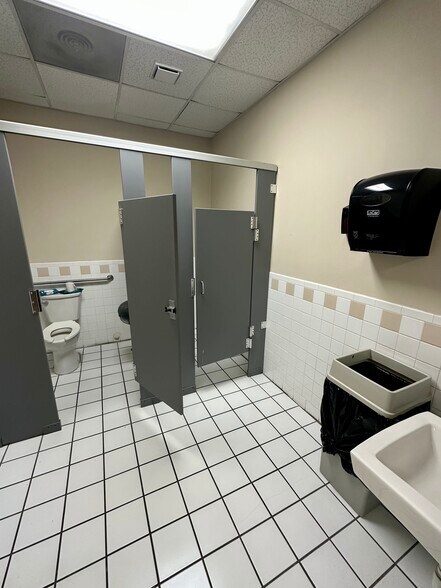 More Photos Of 1680 Broadway, Macon-Bibb Freestanding For Sale