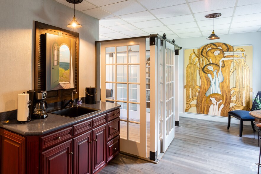 More Photos Of 3726-3728 Isabella Ave, Cincinnati Freestanding For Lease
