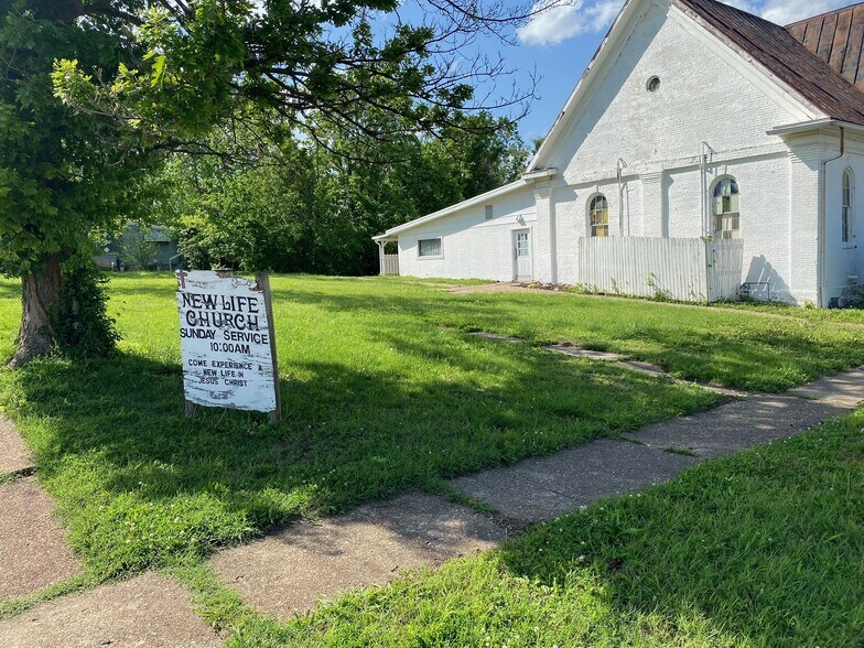 More Photos Of 400 N 3rd St, De Soto Religious Facility For Sale