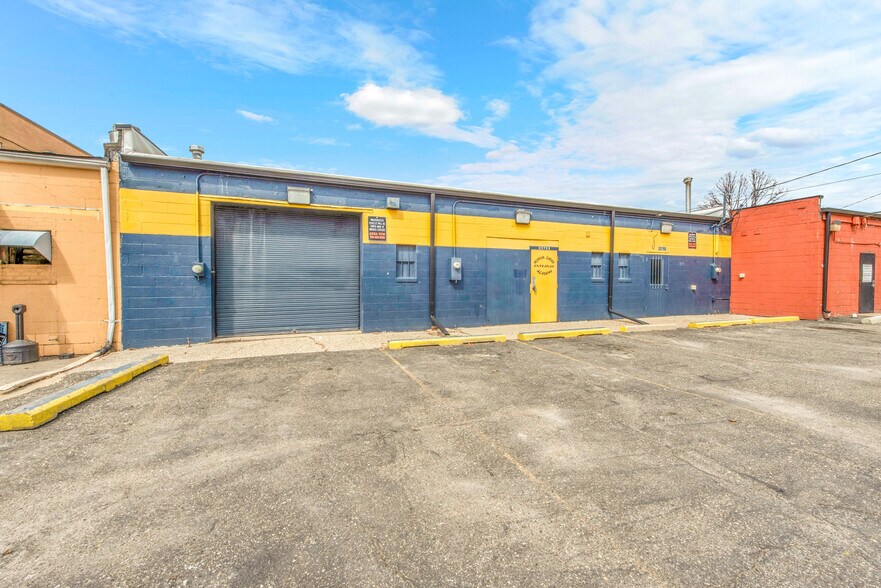 More Photos Of 23753 Van Born Rd, Taylor Freestanding For Lease
