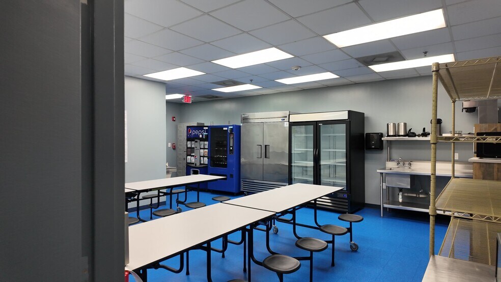 More Photos Of 1907 Gateway Blvd, Charlotte Warehouse For Sale