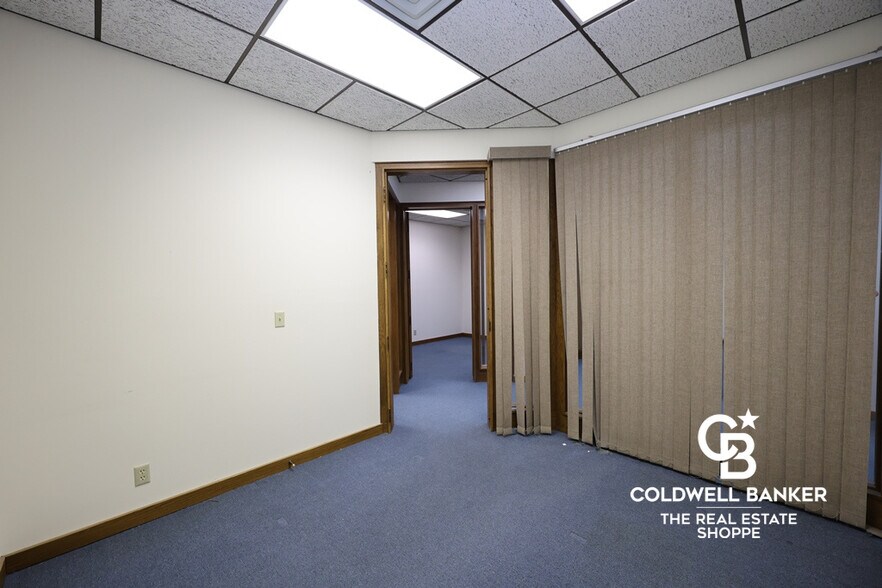 More Photos Of 911 N Main St, Garden City Office For Sale
