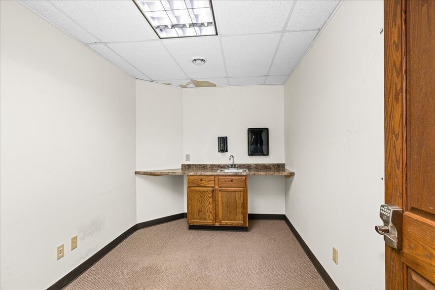 More Photos Of 1103 Avenue B, Cloquet Office For Lease