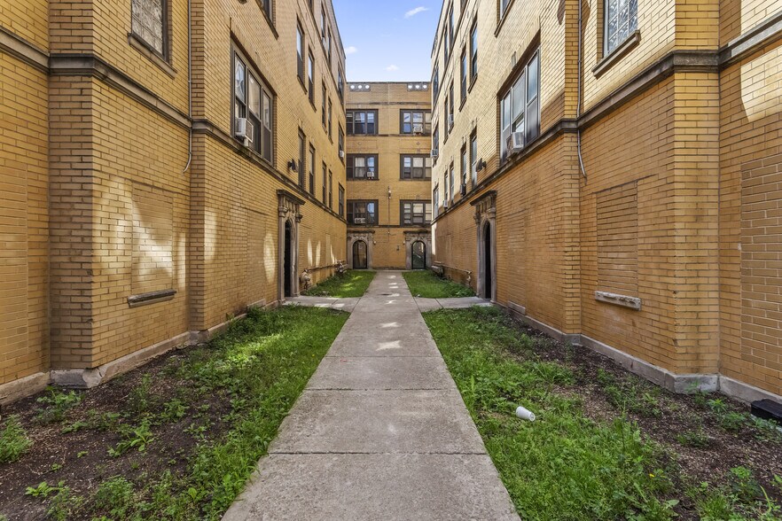 More Photos Of 4031 W Gladys Ave, Chicago Apartments For Sale