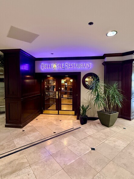 More Photos Of 1900 NW Expressway, Oklahoma City Office For Lease