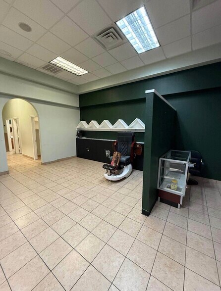 More Photos Of 12228 Antoine Dr, Houston Service Station For Lease