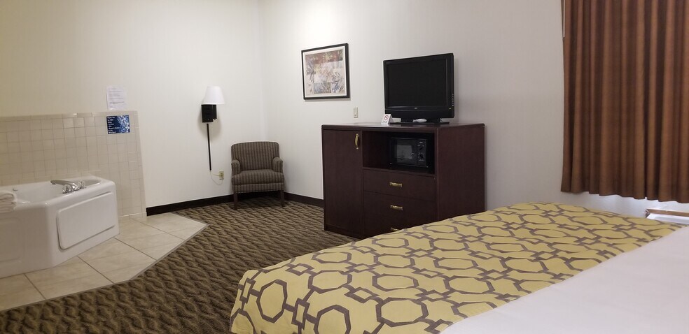 More Photos Of 5015 Ridgeway Dr, Harlan Hotel For Sale