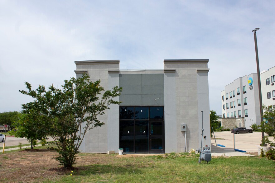 More Photos Of 5035 N President George Bush Hwy, Garland General Retail For Sale