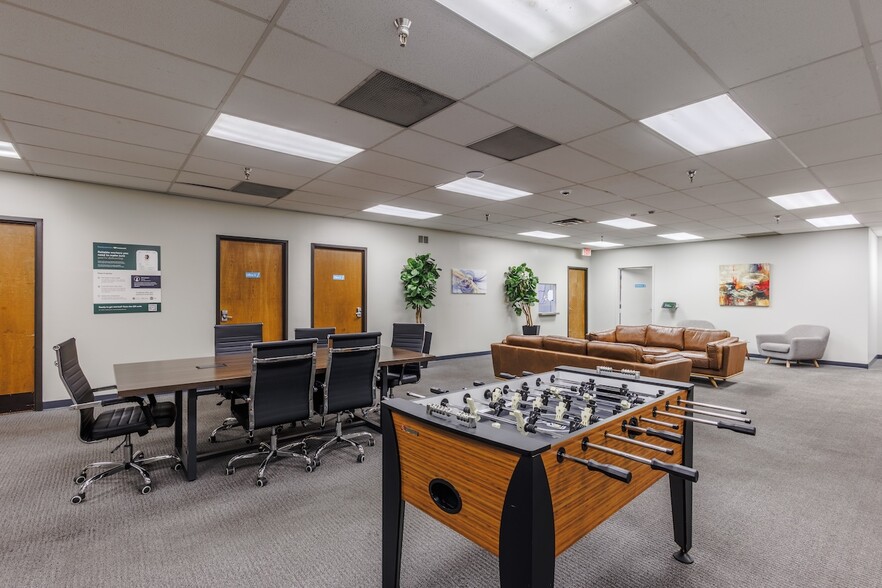 More Photos Of 11410-11420 Mathis Ave, Farmers Branch Distribution For Lease