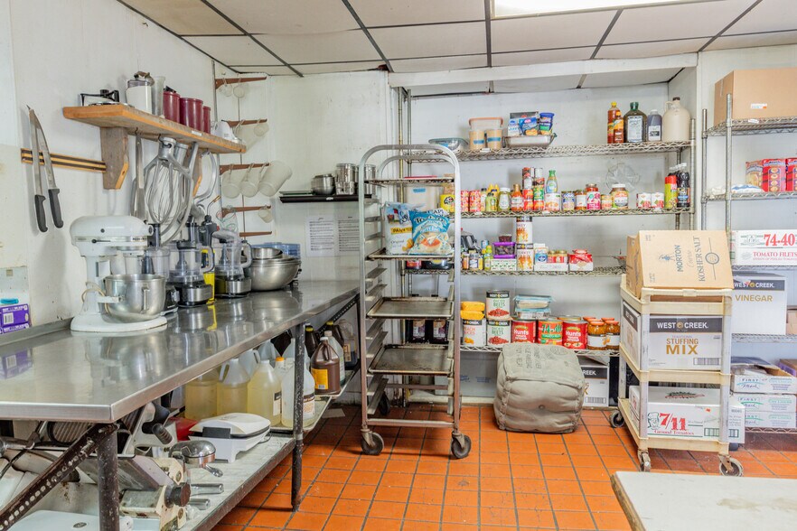 More Photos Of 157 Main St, Belgrade Hotel For Lease