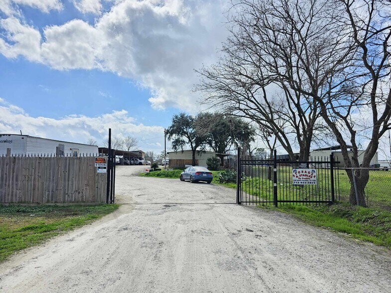 More Photos Of 1502 1/2 Jenkins Rd, Pasadena Self Storage For Sale