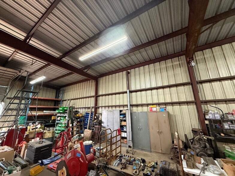 More Photos Of 2606 Colonel Thomson Highway hwy, Saint Matthews Warehouse For Sale