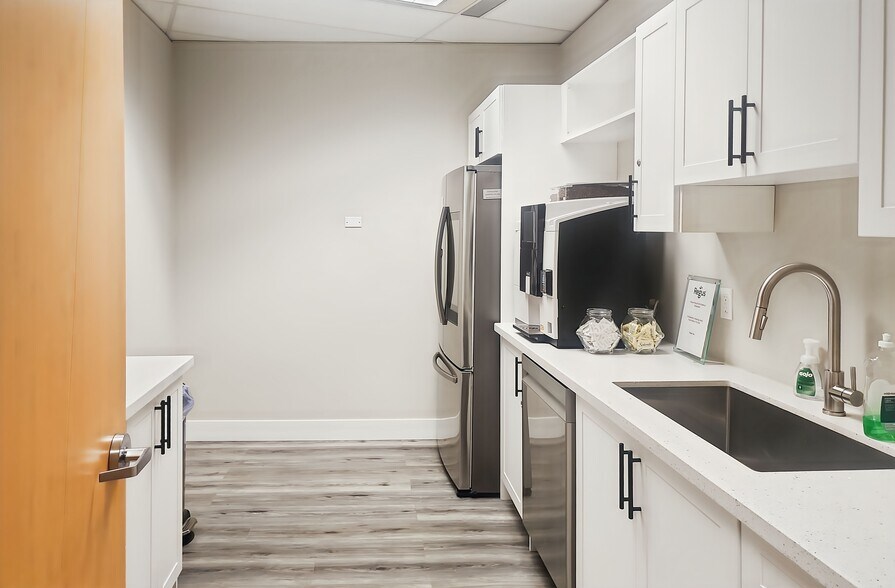 More Photos Of 125 Commerce Valley Dr W, Markham Coworking Space