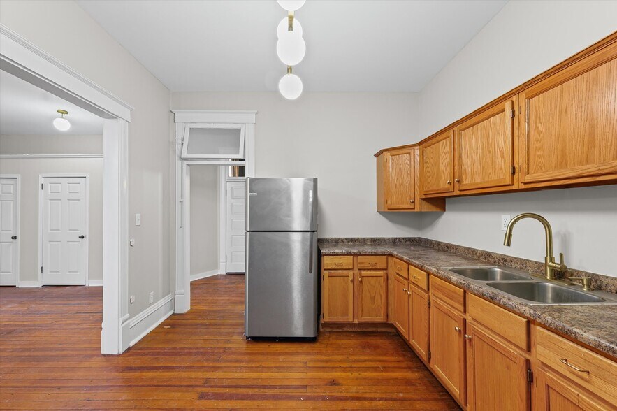 More Photos Of 125 S Market St, Paxton Specialty For Sale
