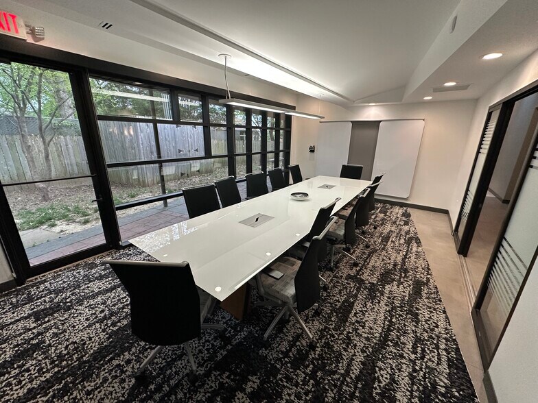 More Photos Of 1200 E Woodhurst Dr, Springfield Office Residential For Lease