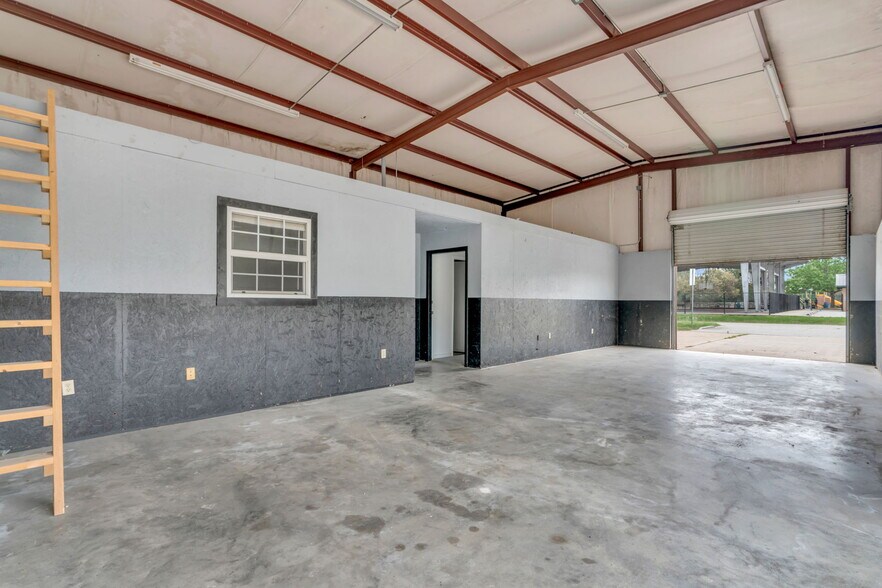 More Photos Of 340 Mechanic St, Tomball Light Distribution For Lease