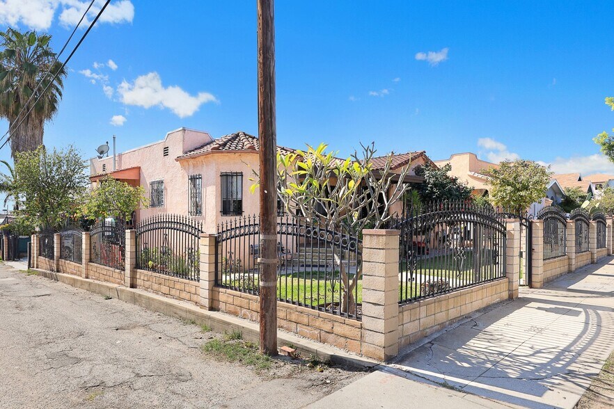 More Photos Of 3560 Siskiyou St, Los Angeles Apartments For Sale