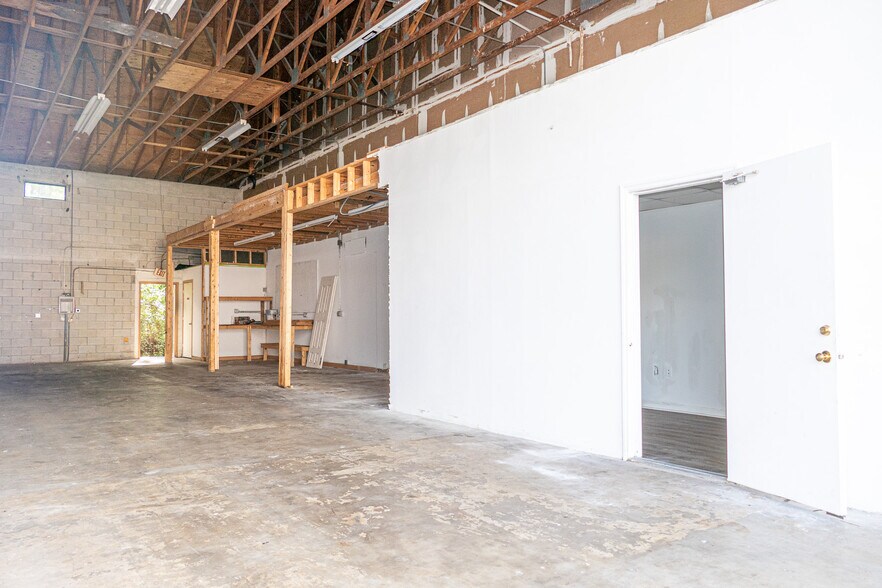 More Photos Of 1053 SE Holbrook Ct, Port Saint Lucie Warehouse For Lease