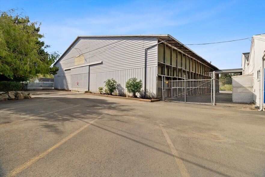 More Photos Of 6305 SW Highway 101, Lincoln City Warehouse For Sale
