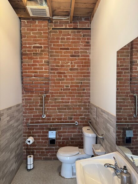 More Photos Of 486 S Broadway, Denver Storefront For Lease