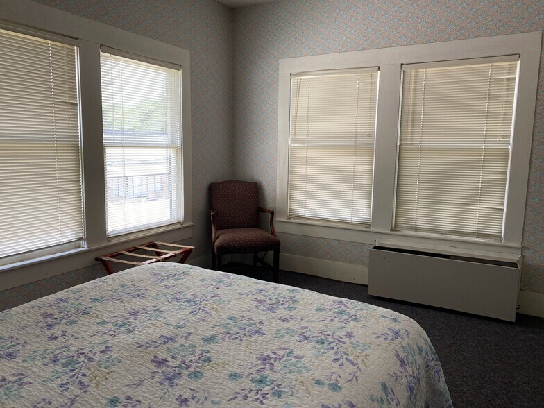 More Photos Of 205 SW Barnard St, Glen Rose Hotel For Sale