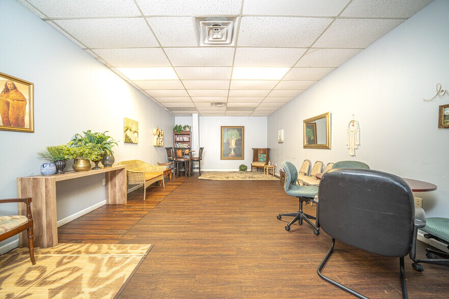 More Photos Of 1015 McCann Rd, Longview Office For Sale