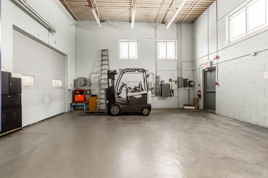 More Photos Of 2665 Rue De Miniac, Montréal Warehouse For Sale
