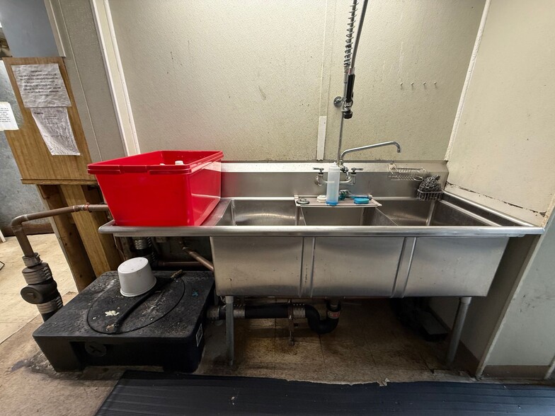 More Photos Of 643 Chandler St, Worcester Restaurant For Lease