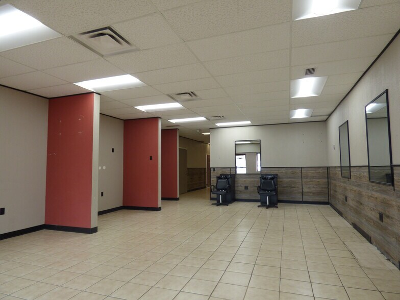 More Photos Of 800-826 S Front St, Mankato Storefront For Lease