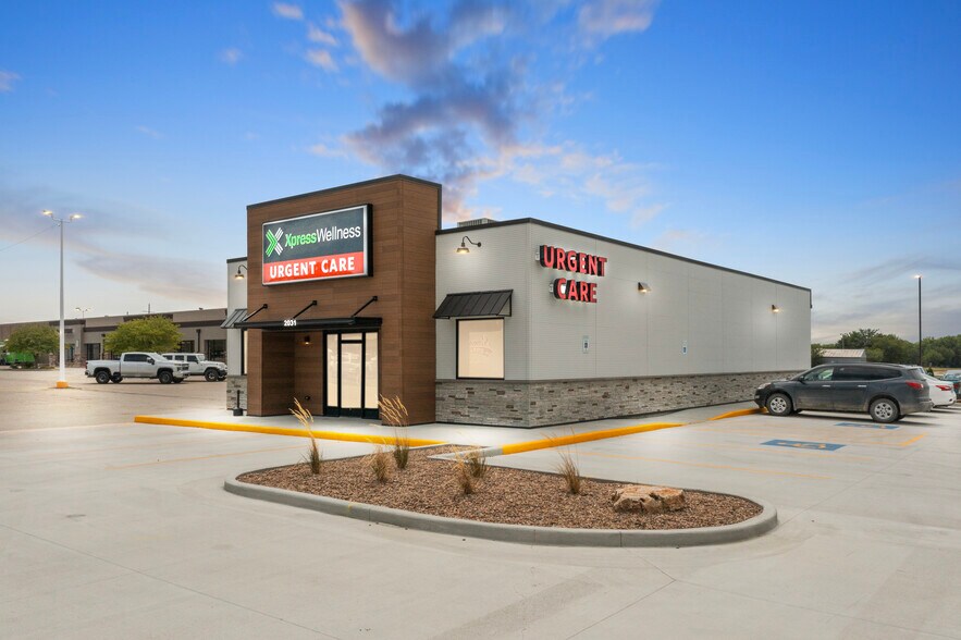 Primary Photo Of 2031 W 6th Ave, Emporia Medical For Sale