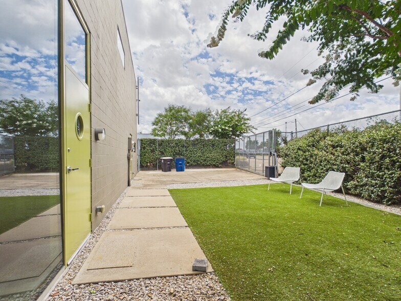 More Photos Of 1111 Lagoon Dr, Dallas Office For Sale