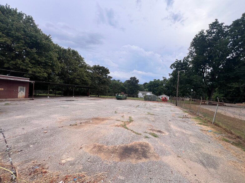 More Photos Of 211 W Walnut Ave, McKenzie General Retail For Lease